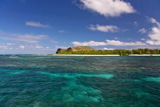 3 North Islands Catamaran Cruise with Lunch & Drinks on island. - Stop 2: Ile Plate (Flat Island) and its lagoon-colored views