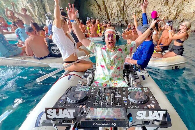 All inclusive CATAMARAN with BBQ : Ile aux cerf & GRSE waterfall - Group Size, Music, and How “Party Energy” Affects Comfort