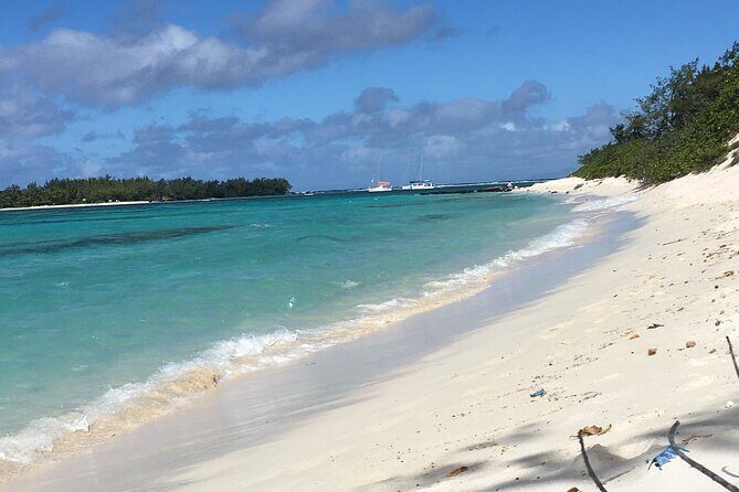 Catamaran Full-Day 3 island Northern Isles Cruise in Grand Baie - Flat Island: the best snorkeling slot and the simplest beach time