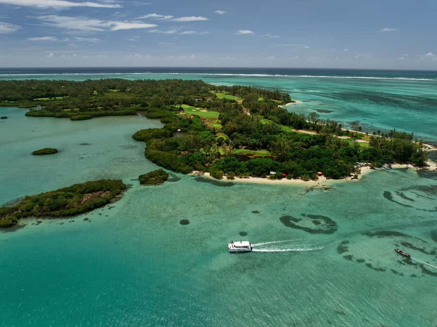 Catamaran Mauritius: South East 5 Islands Catamaran Cruises - Crew, skippers, and the little coordination wins