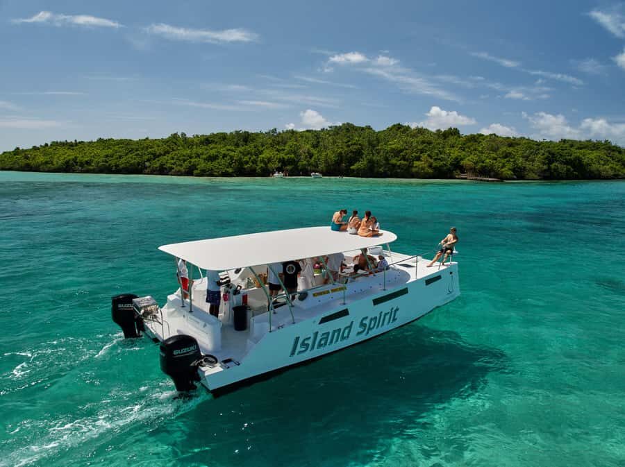 Catamaran Mauritius: South East 5 Islands Catamaran Cruises - Pointe D’Esny and Pointe Jerome: getting on board without stress