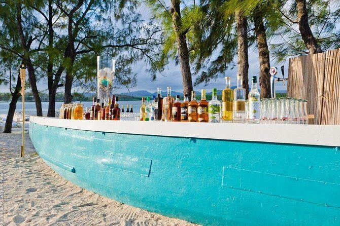 Full Day at Ile Des Deux Cocos - Getting to Ile des Deux Cocos: the welcome moment sets the tone