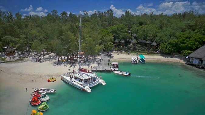 Full-Day Catamaran Cruise to Île aux Cerfs with BBQ Lunch - Stop 1: Île aux Cerfs drop-off and beach time