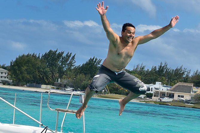 Full-Day Catamaran Cruise to Île aux Cerfs with BBQ Lunch - The onboard food and drinks: the real comfort factor
