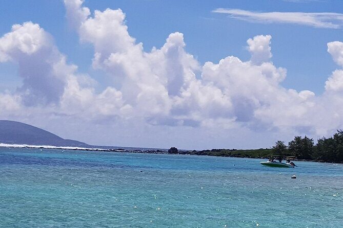 Full-Day Northern Catamaran Cruise: Coin de Mire and Ile Plate Island - Sail north to Coin de Mire: the first swim-and-snorkel window