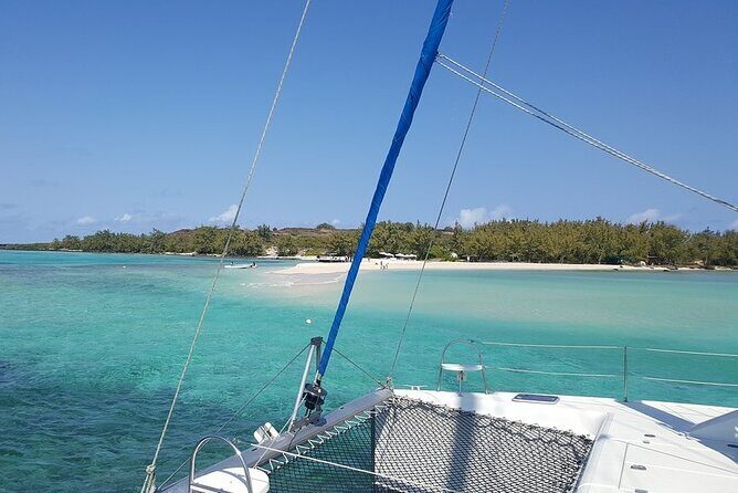 Full-Day Northern Catamaran Cruise: Coin de Mire and Ile Plate Island - Crew and comfort: what to expect with staffing and sea conditions