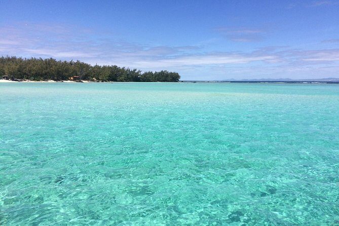 Full-Day Northern Catamaran Cruise: Coin de Mire and Ile Plate Island - Coin de Mire snorkeling: what the calm lagoon time really means