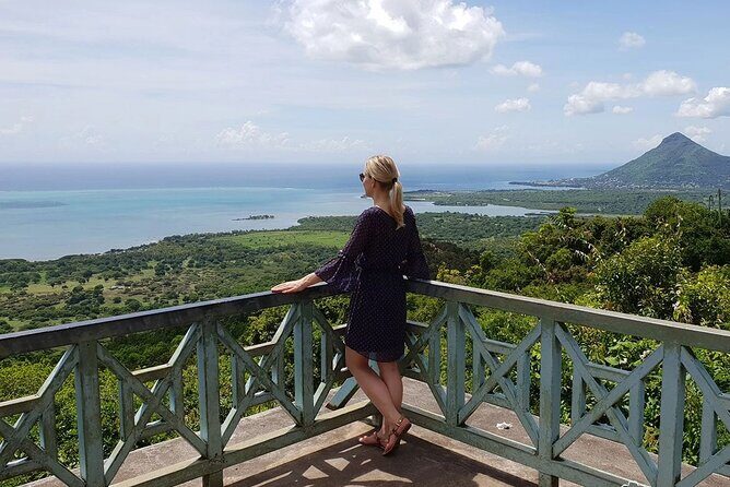 Full day visit to Chamarel ,Curious Corner & Takamaka with Lunch - Chamarel viewpoint: fast access to a refined photo angle