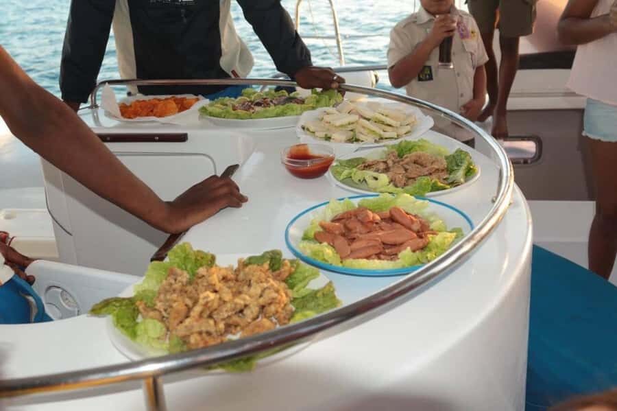 GBaie: 3 North Islands Cruise, Lunch & CoindeMire Snorkeling - BBQ lunch onboard: good food, timing quirks, and drinks to watch