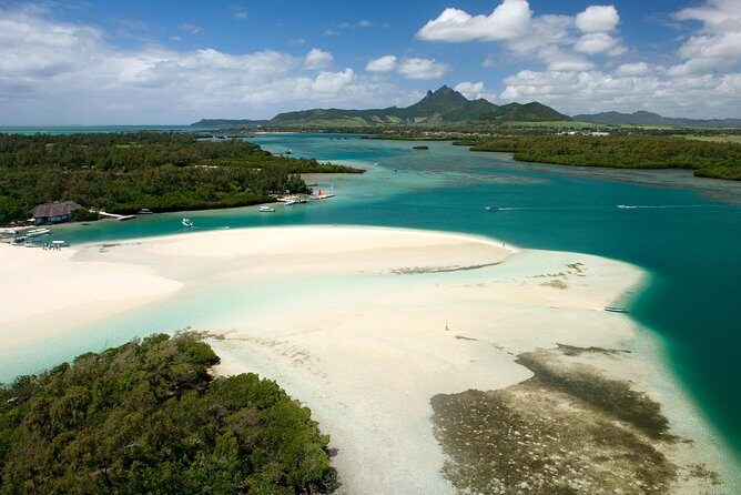 Ile aux Cerf: Speed boat with Parasailing & Tube Riding and Lunch - Parasailing Over Ile aux Cerfs: Marine Views From Above