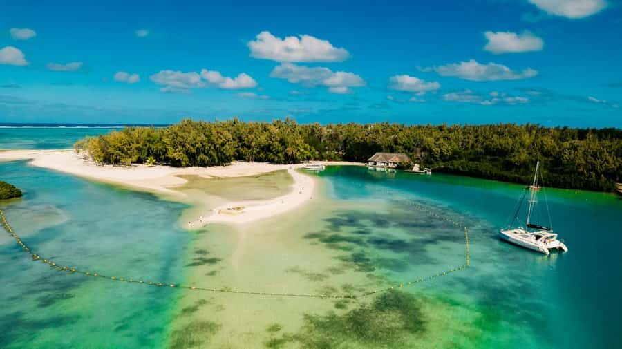 Ile Aux Cerfs: Catamaran Cruise, island, waterfalls, Lunch - Weather and tides: what can change on the day