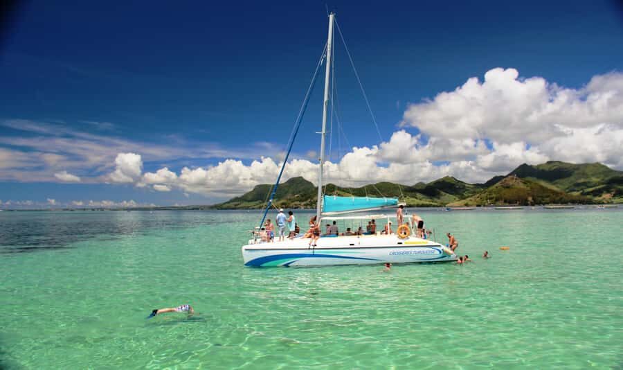 Ile aux Cerfs: The very best day by catamaran. - Comfort, group size, and what it feels like on board