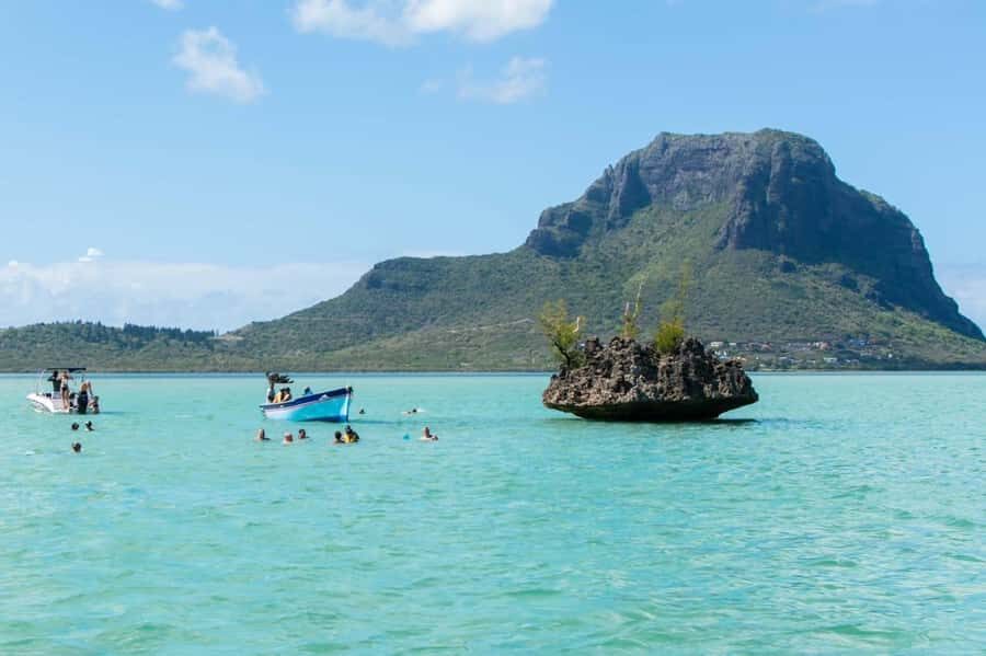 La Preneuse: Dolphin Watching and Snorkeling Speedboat Tour - Getting the most from the water: gear plus guide coaching