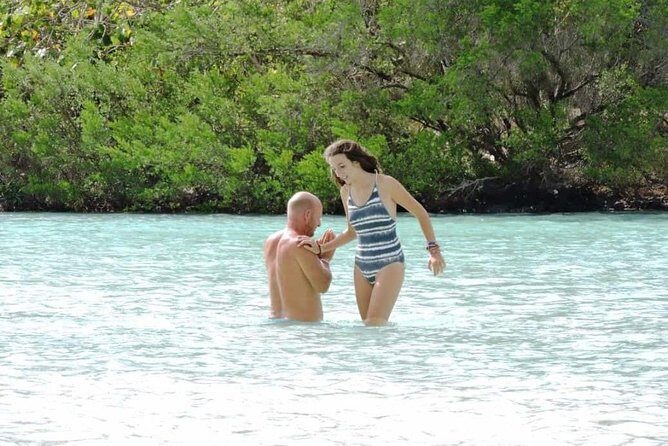 Marvelous Ile aux Cerf island: Speed Boat, Parasailing, Lunch & GRSE waterfall - Group size and guide attention: the advantage of staying under 12