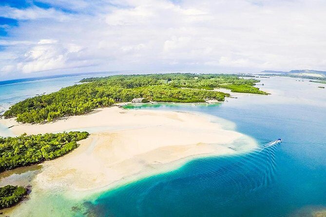 Marvelous Ile aux Cerf island: Speed Boat, Parasailing, Lunch & GRSE waterfall - What to pack (and what can ruin your day)