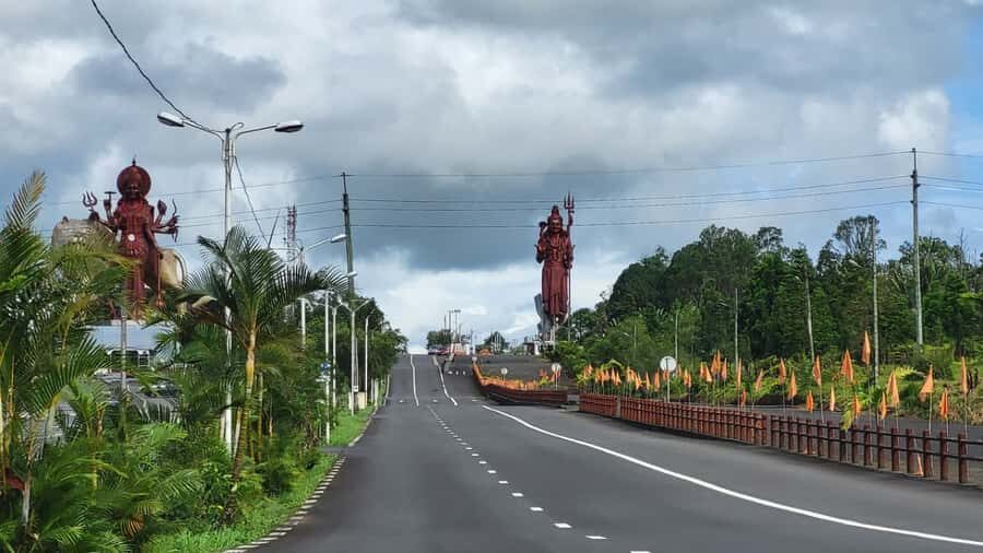 Mauritius: Chamarel 7 Colours & Waterfalls, South-West Tour - Grand Bassin Hindu Temple (Ganga Talao): the spiritual pause in the middle of driving