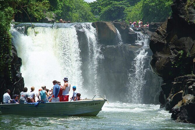 Mauritius : Full day All inclusive Ile aux cerfs Catamaran cruise - Crew Energy and Boat Comfort: Where This Cruise Wins