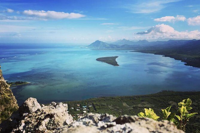 Mauritius Le Morne Hiking including transfer - The guided climb: support, plants, and practical pacing