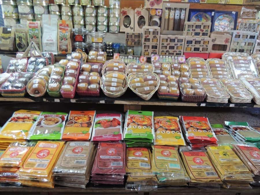 Mauritius: Shopping Tour - Port Louis Markets & Grand Baie - Port Louis markets: spices, crafts, and Umbrella Street