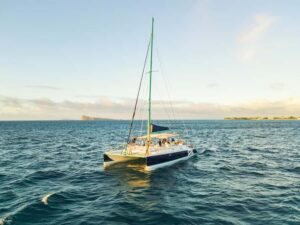 North of Mauritius: Sunset Catamaran Cruise, Drinks & Snacks - The schedule: summer vs winter timing (and why arriving early helps)