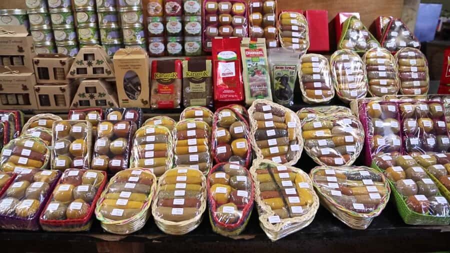 Port Louis: Private Guided Sightseeing Tour - Caudan Waterfront: designer shops meets an open craft market