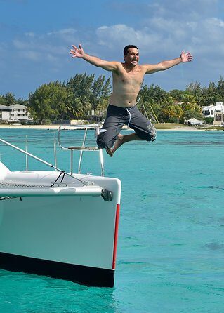 Private Charter Full Day Cruise: Île aux Cerfs - Private charter catamaran on the 45-foot Island Hopper