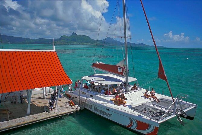 Private Charter Full Day Cruise: Île aux Cerfs - GRSE Waterfall and the Grand River: a short stop with serious views