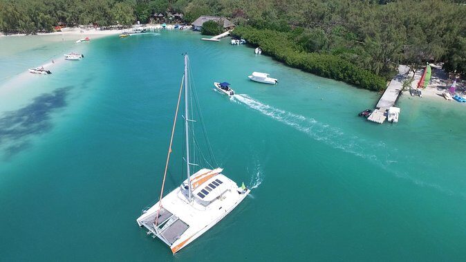 Private Charter Full Day Cruise: Île aux Cerfs - Pointe Jerome to a simple 7-hour loop (no hotel pickup required)