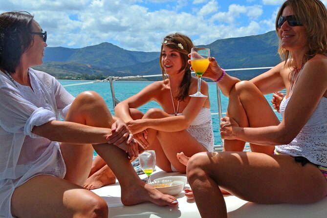Sailing Catamaran Cruises - Crystal Rock and the lagoon water: your best swim and snorkel window