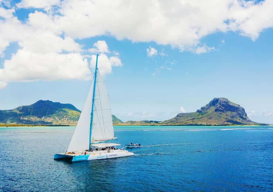 Southwest of Mauritius: Catamaran Cruise w/ Snorkeling - Ile aux Bénitiers: your beach-and-walk window