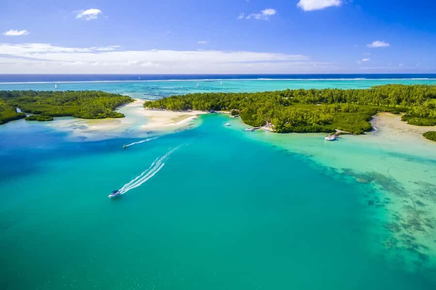 Speed boat to Ile aux Cerfs: Full day incl Lunch & Transfer - The BBQ lunch on a private island, plus drinks and live show