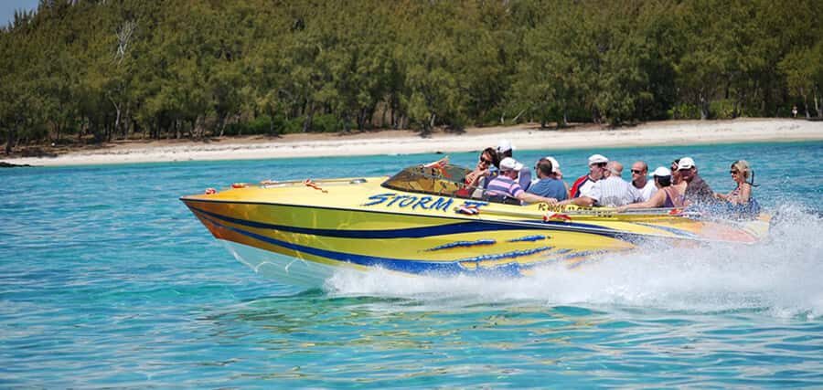 Speed boat to Ile aux Cerfs: Full day incl Lunch & Transfer - The wet, wild return ride: full-throttle turns back toward town