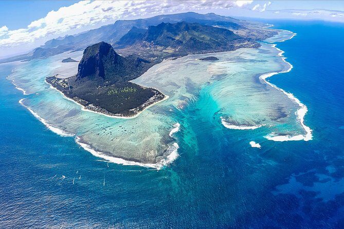 Tropical South West of Mauritius: Full-day All Inclusive tour (Visit to 3 parks) - Grand Bassin (Ganga Talao): the Lord Shiva statue moment