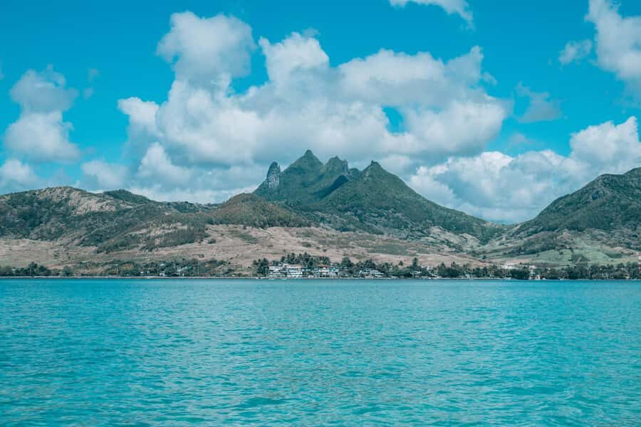 Trou D'Eau Douce: 5 island tour Mauritius with lunch/drinks - Food and drinks on the beach: what the lunch experience actually feels like