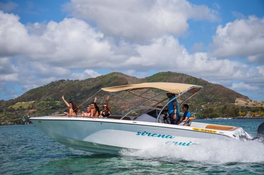 Trou d'Eau Douce: 5 Islands Tour with Snorkeling and BBQ - Dolphin watching and the power of a short wildlife window