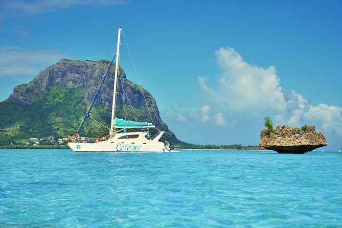 WEST Shared Cruise : OCÉANE Full Day Catamaran Ile aux Bénitiers - Ile aux Bénitiers beach break: sandy time, souvenirs, and crowd reality